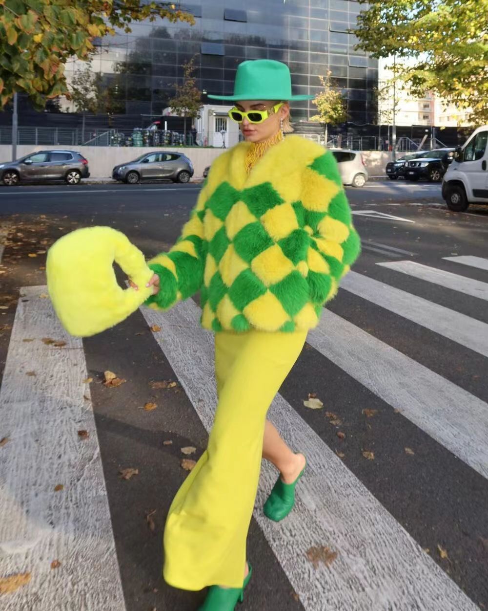 Damen auffällige Kunstpelzjacke mit innovativem Karomuster und kurzem Schnitt Heidi-Mode