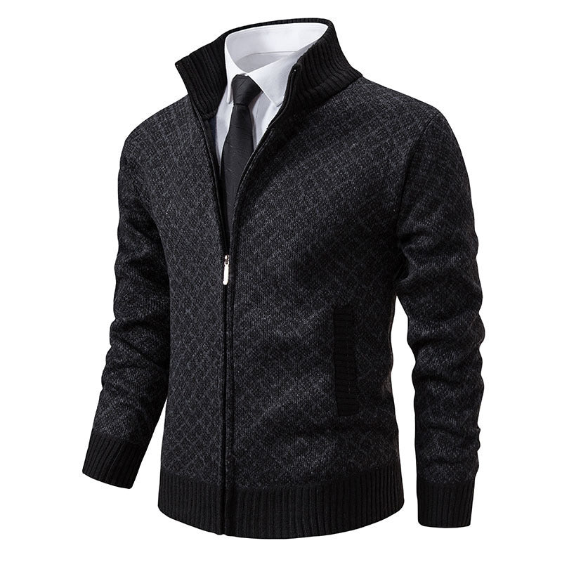 Herren Strickjacke mit modernem Zopfdesign und hohem Stehkragen Heidi-Mode