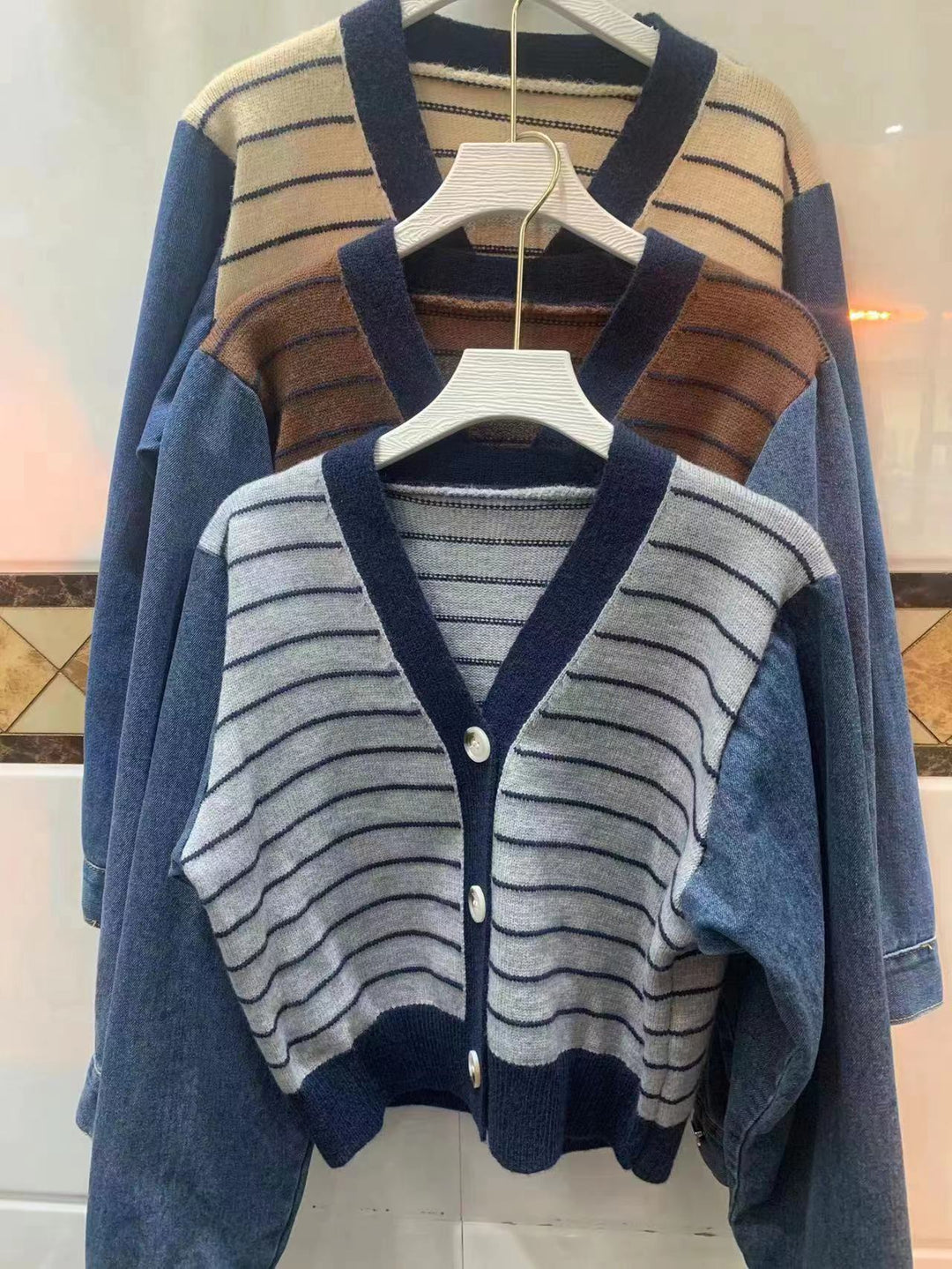 Damen modische Strickjacke mit modernen Streifen-Design und Raglanärmeln Heidi-Mode
