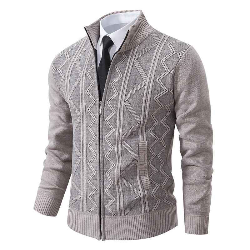 Herren elegante Strickjacke mit strukturiertem Zopfmuster und hohem Kragen Heidi-Mode