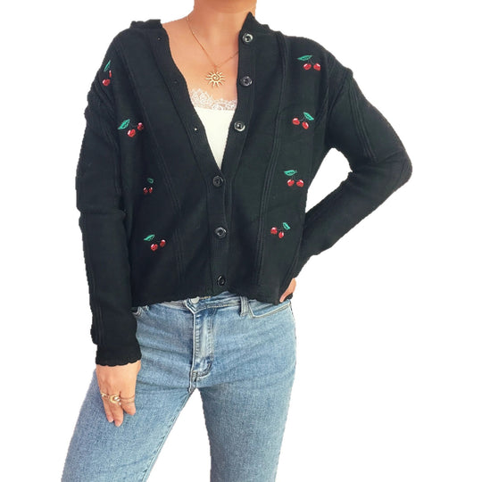 Damen Strickjacke mit verspieltem Kirschmuster und dekorativen Knopfdetails Heidi-Mode