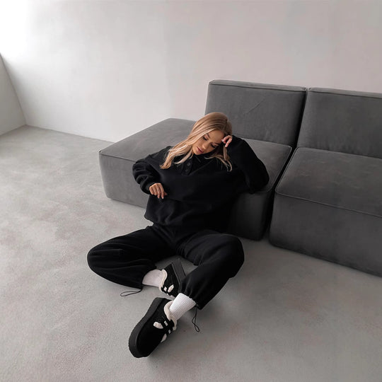 Damen lässiges Sweatshirt- und weite Jogginghose-Set mit modernem Kragen Heidi-Mode