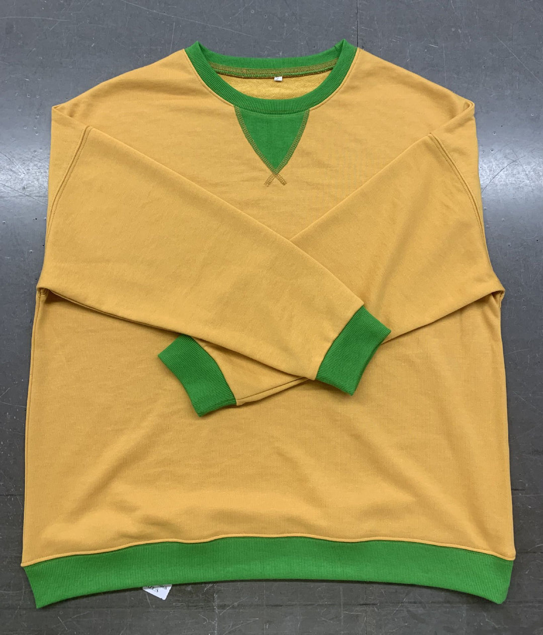 Damen lässiges Sweatshirt mit V-Ausschnitt und Kontrastbündchen Heidi-Mode