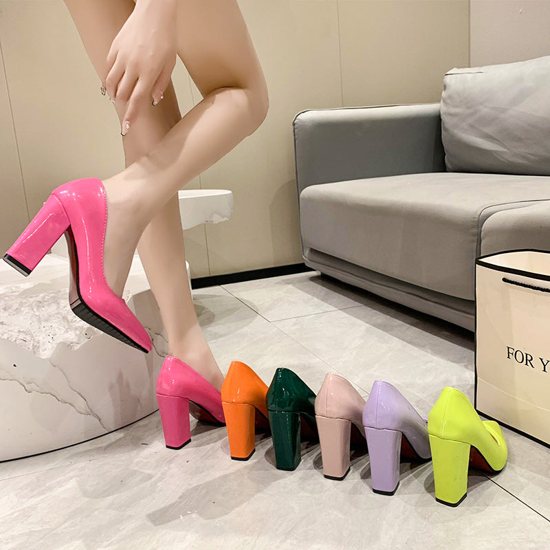 Damen Spitzen Pumps mit bequemem Blockabsatz und glänzendem Finish Heidi-Mode