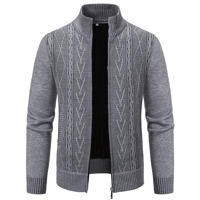Herren Strickjacke mit modernem Zopfmuster und hohem Stehkragen Heidi-Mode