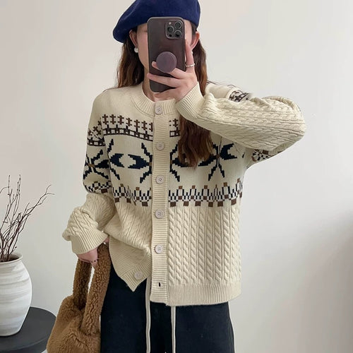 Damen Grobstrick-Cardigan mit dekorativem Zopfmuster und Knopfdetails Heidi-Mode
