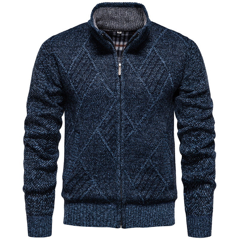 Herren Strickjacke mit modernem Zopfmuster und hohem Kragen Heidi-Mode