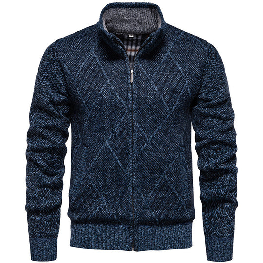 Herren Strickjacke mit modernem Zopfmuster und hohem Kragen Heidi-Mode