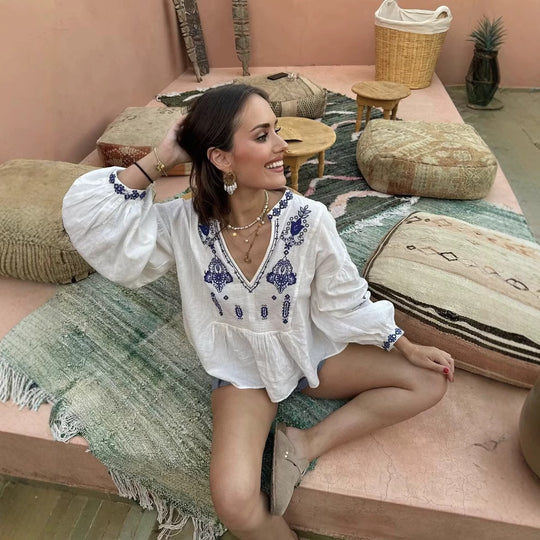 Damen Bluse mit verspieltem floralen Stickdesign und voluminösen Ärmeln Heidi-Mode