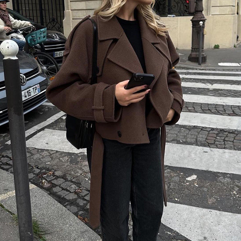 Damen Modischer Kurz-Trenchcoat mit großzügigen Klappentaschen und tailliertem Schnitt Heidi-Mode
