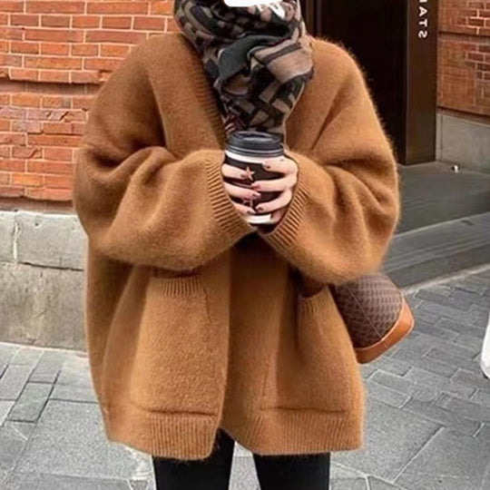 Damen Oversized Strickjacke aus hochwertigem Mohair-Mix mit tiefem V-Ausschnitt und praktischen Taschen Heidi-Mode