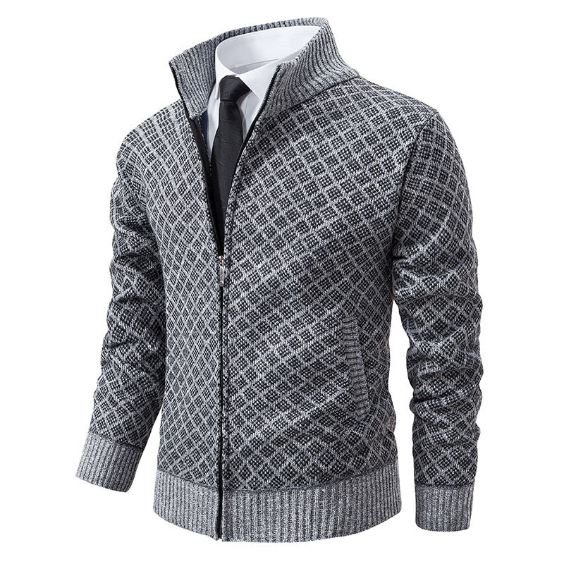 Herren Strickjacke mit modernem Zopfmuster und hohem Kragen Heidi-Mode