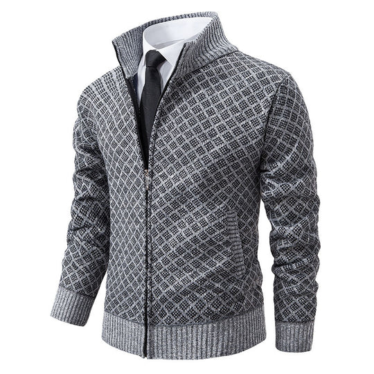 Herren Strickjacke mit modernem Zopfmuster und hohem Kragen Heidi-Mode