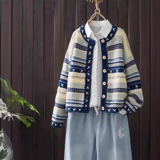 Damen Gemusterter Strickcardigan mit dekorativen Knöpfen und tiefen Taschen Heidi-Mode