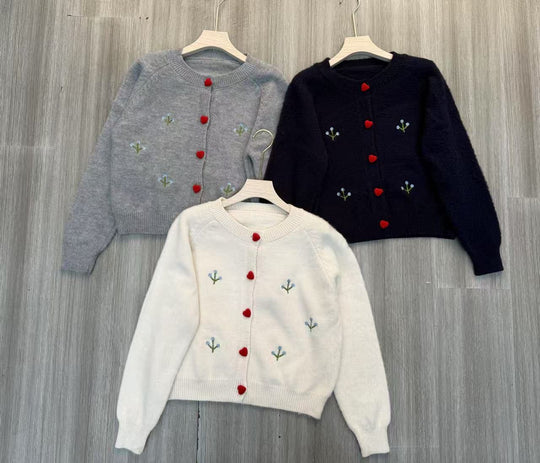 Damen kuscheliger Strickjacke mit Herzen und Blumenstickerei Heidi-Mode