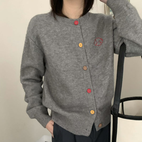 Damen kuschelige Strickjacke mit knöpfbarem Ausschnitt und gesticktem Motiv Heidi-Mode