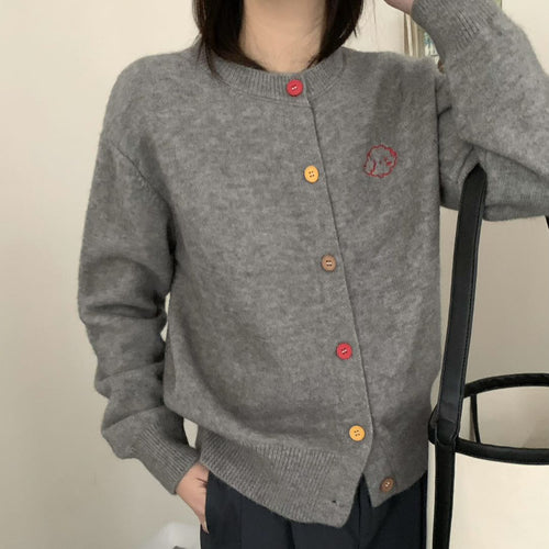 Damen kuschelige Strickjacke mit knöpfbarem Ausschnitt und gesticktem Motiv Heidi-Mode