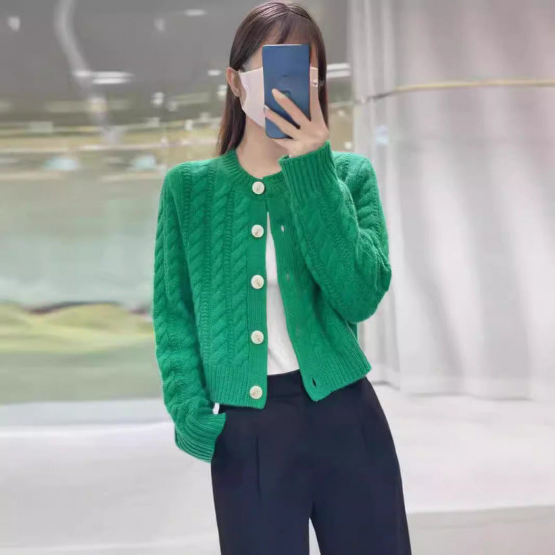 Damen Grobstrickjacke mit dekorativen Knöpfen und speziellem Zopfmuster Heidi-Mode