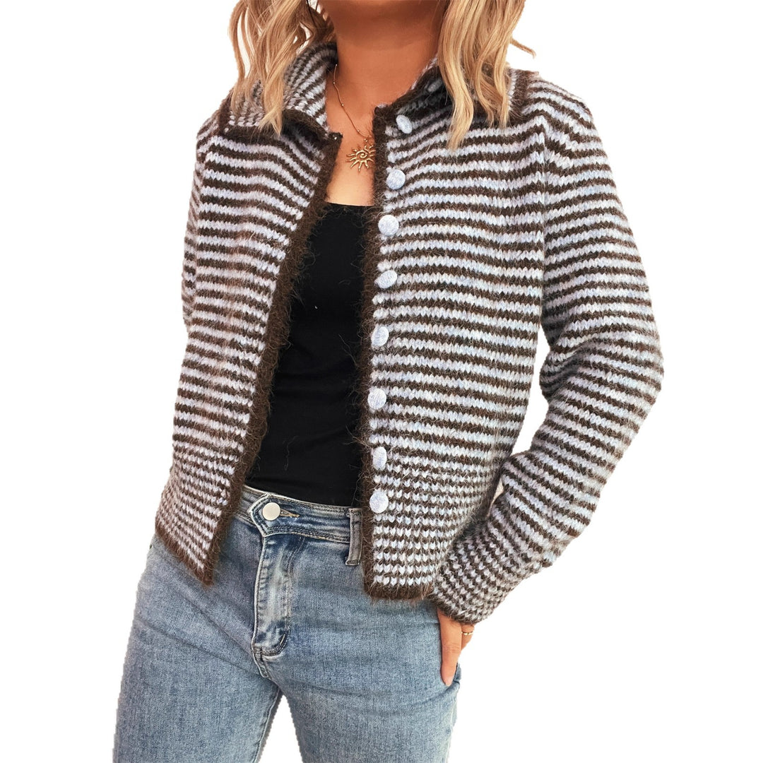Damen gestrickte Kurzjacke mit modischem Streifenmuster und fluffigen Knöpfen Heidi-Mode