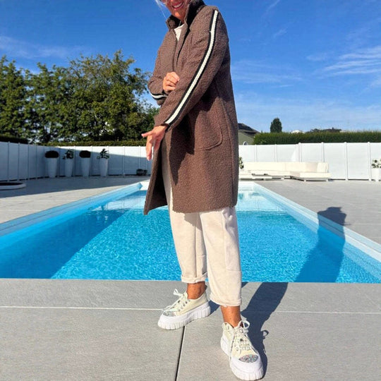 Damen eleganter Teddy-Mantel mit zwei Taschen und sportlichen Streifen Heidi-Mode