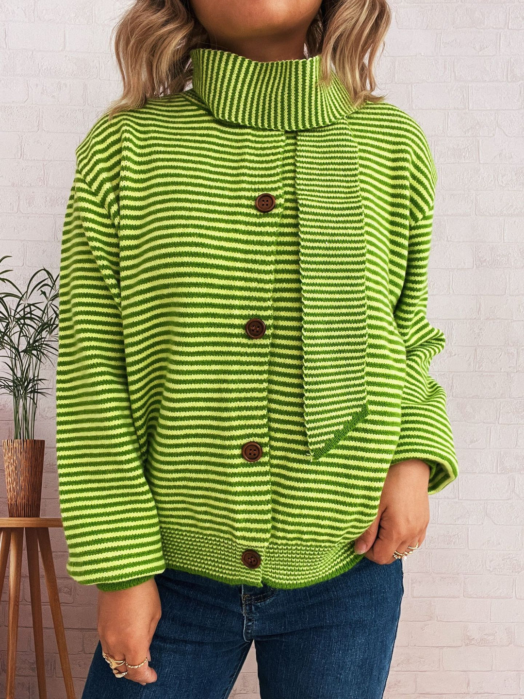 Damen gestreifte Strickjacke mit modernem Kragen und Knopfverschluss Heidi-Mode