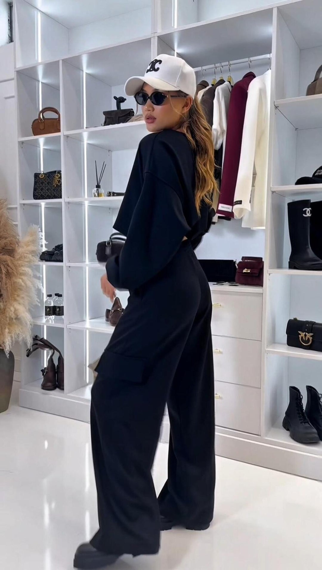 Damen lässiges Set mit cropped Oberteil und weiten Jogginghosen Heidi-Mode