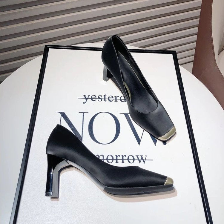 Damen Elegante und bequeme Pumps mit goldener Akzentverzierung Heidi-Mode