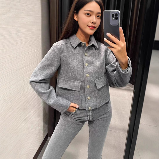 Damen modische Kurzjacke mit praktischen Pattentaschen und dekorativen Knöpfen Heidi-Mode