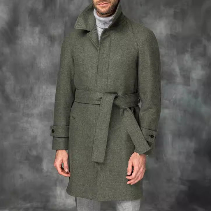 Herren eleganter Trenchcoat mit Taillengürtel und modernen Akzenten Heidi-Mode