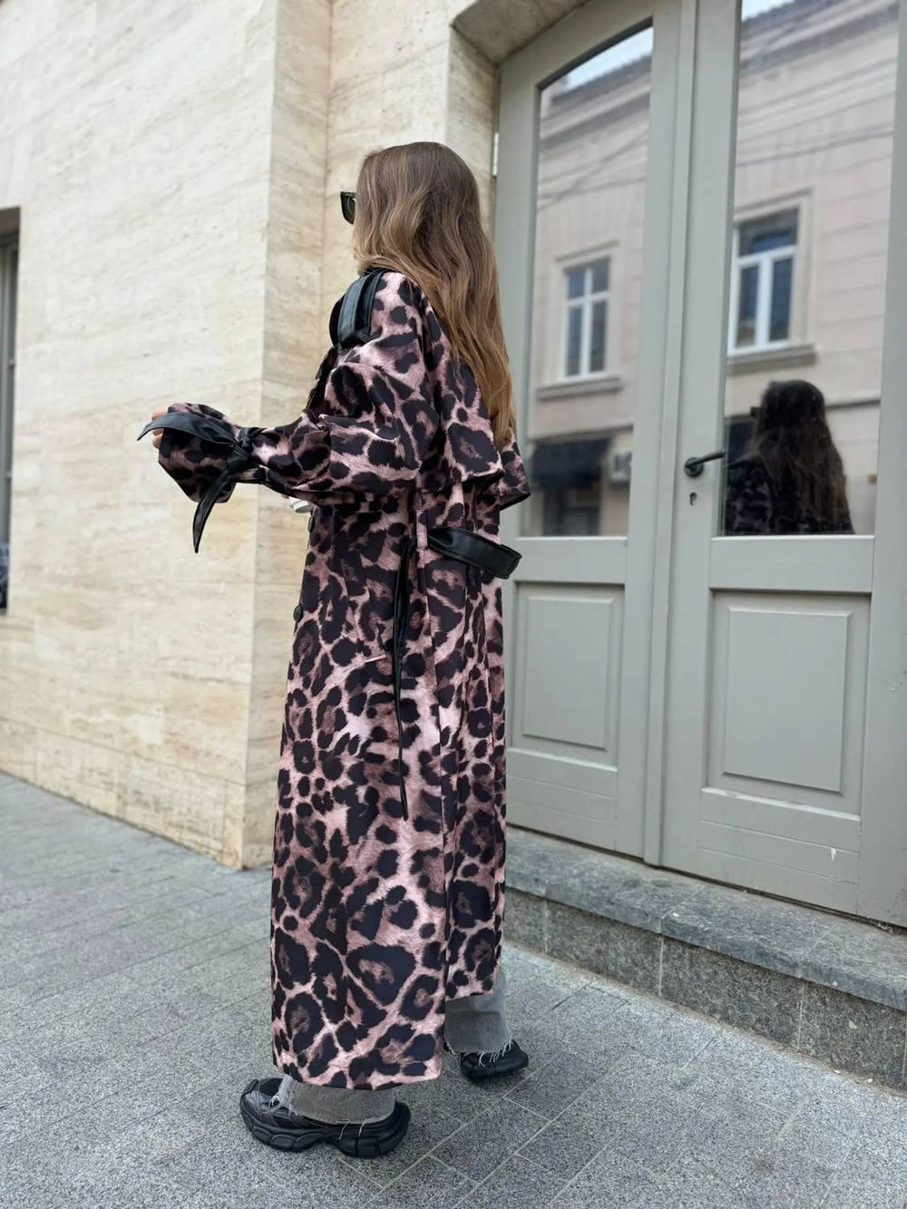 Damen Trenchcoat mit modernem Leopardenmuster und eleganter Bindegürtel Heidi-Mode
