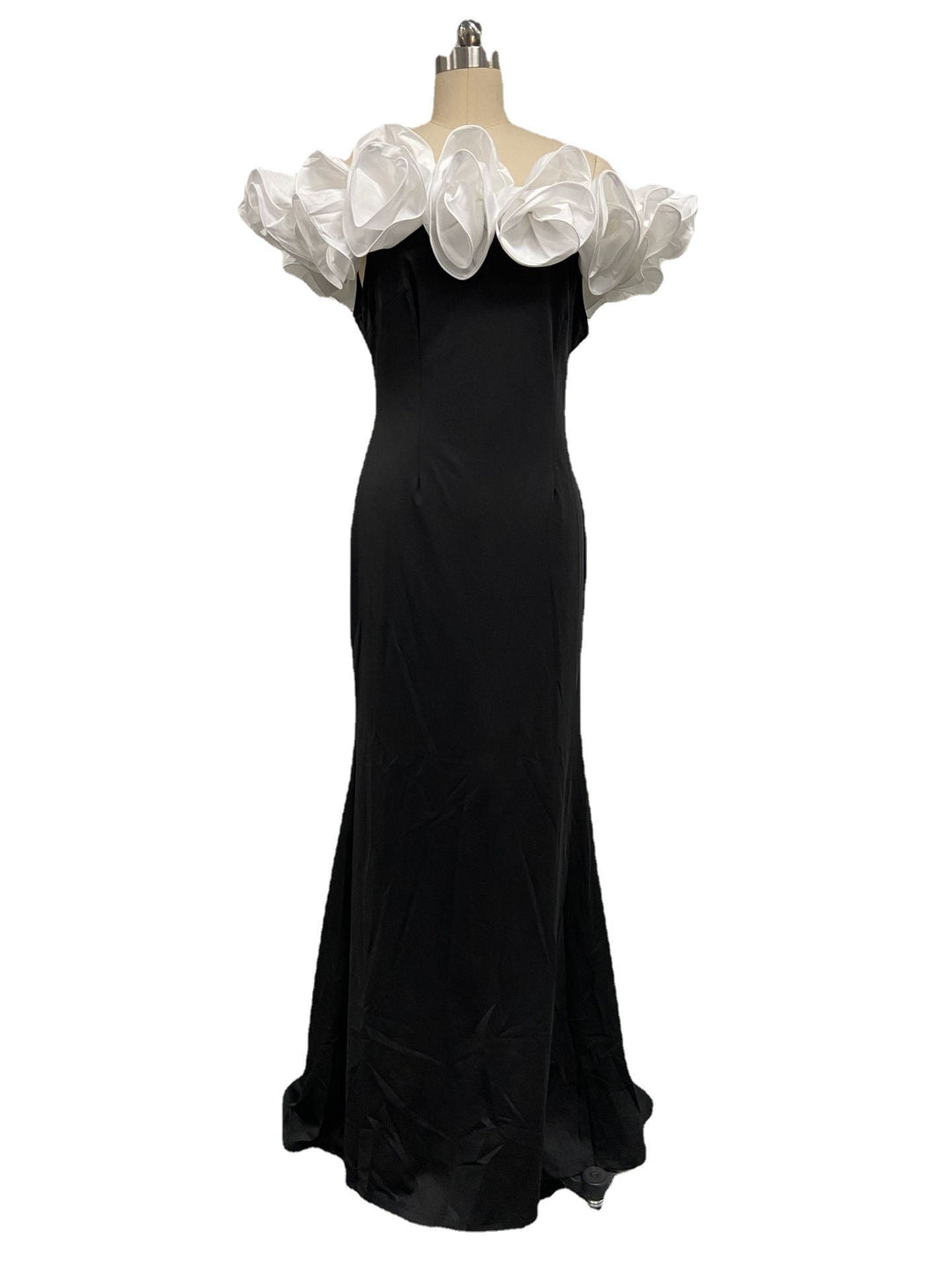 Heidi-Mode | Puffwhite Flower Dress With Figure-Hugging Black Maxi Dress And Train