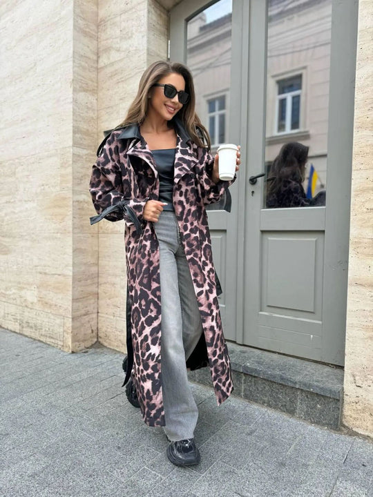 Damen Trenchcoat mit modernem Leopardenmuster und eleganter Bindegürtel Heidi-Mode
