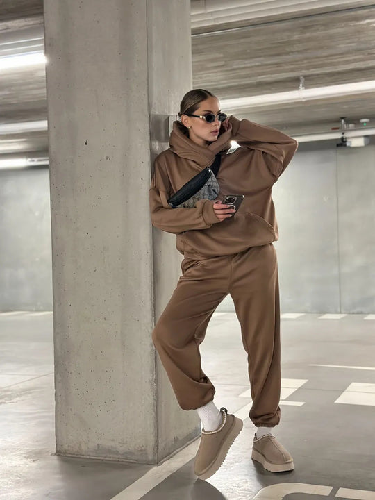 Damen gemütlicher Oversized Hoodie mit intuitivem Kordelzug und passender Jogginghose Heidi-Mode