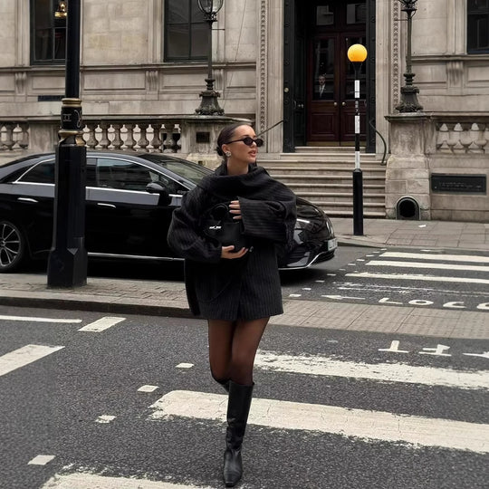 Damen modische Steppjacke mit asymmetrischem Kragen und einem eleganten Schal Heidi-Mode