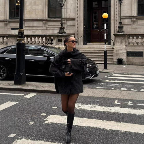 Damen modische Steppjacke mit asymmetrischem Kragen und einem eleganten Schal Heidi-Mode