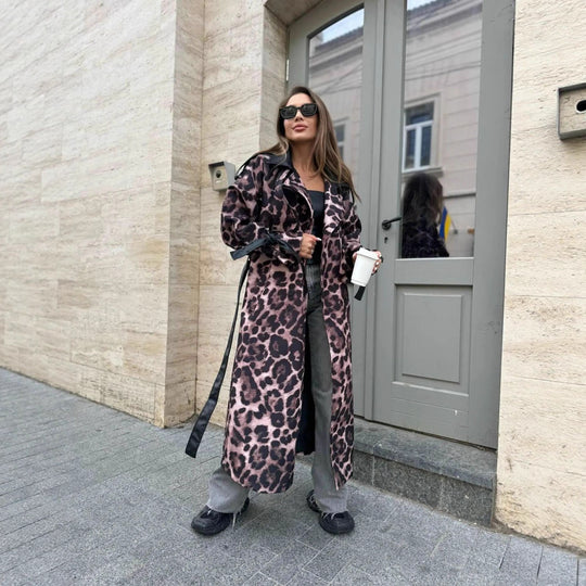 Damen Trenchcoat mit modernem Leopardenmuster und eleganter Bindegürtel Heidi-Mode