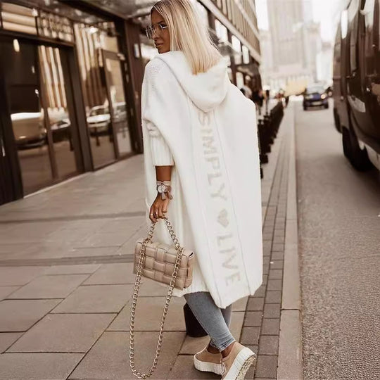 Damen Oversized Strickmantel mit Hoodie und auffälligem Schriftzug Heidi-Mode