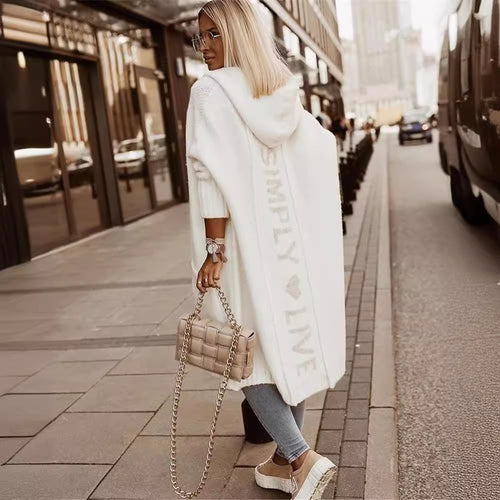 Damen Oversized Strickmantel mit Hoodie und auffälligem Schriftzug Heidi-Mode