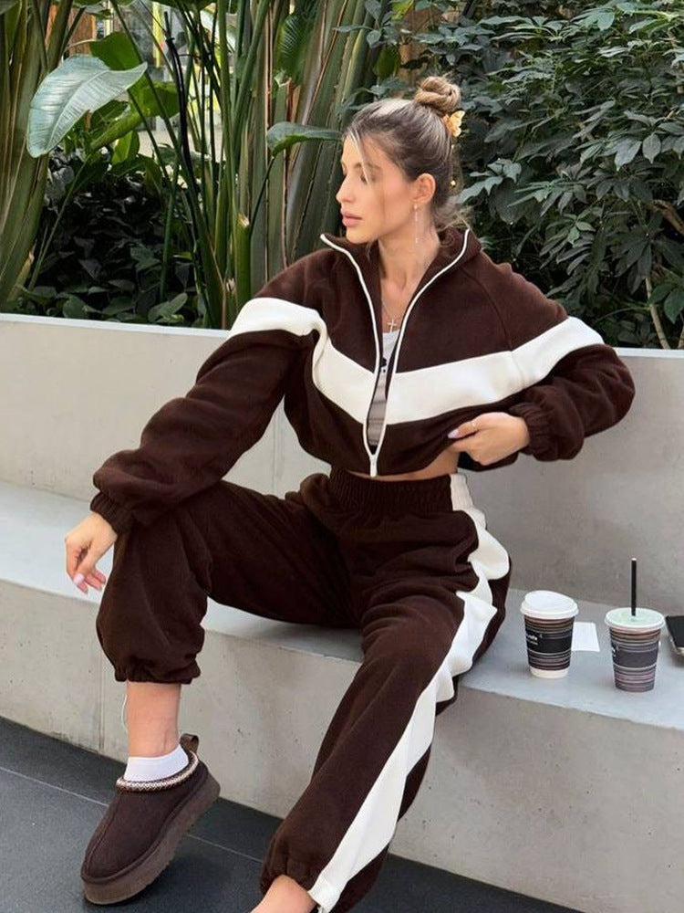 Damen Fleece-Sportanzug mit hohem Kragen und eleganten Kontraststreifen Heidi-Mode