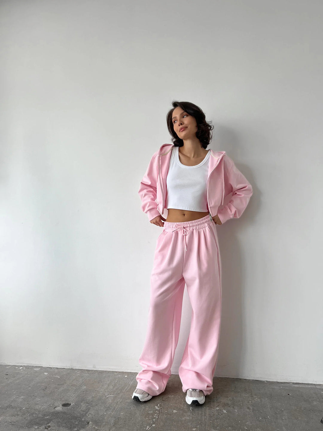 Damen Cropped Hoodie und entspannte Jogginghose Set Heidi-Mode