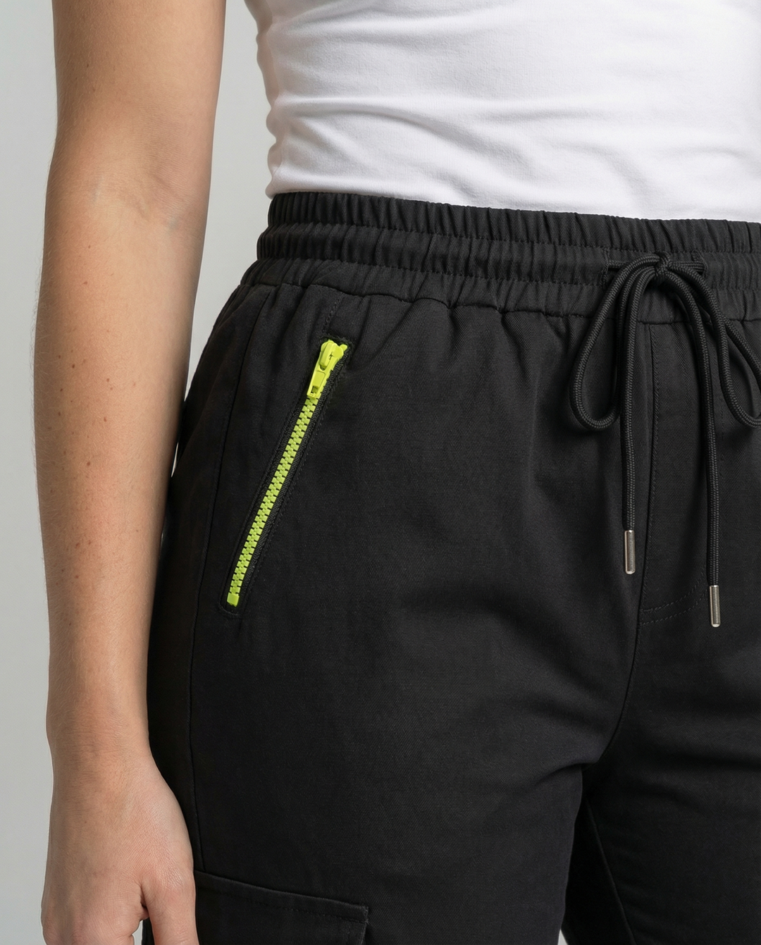 Cargohose Damen mit elastischem Bund und praktischen Taschen