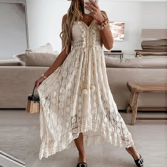 Weibliches Spitzenkleid mit V-Ausschnitt