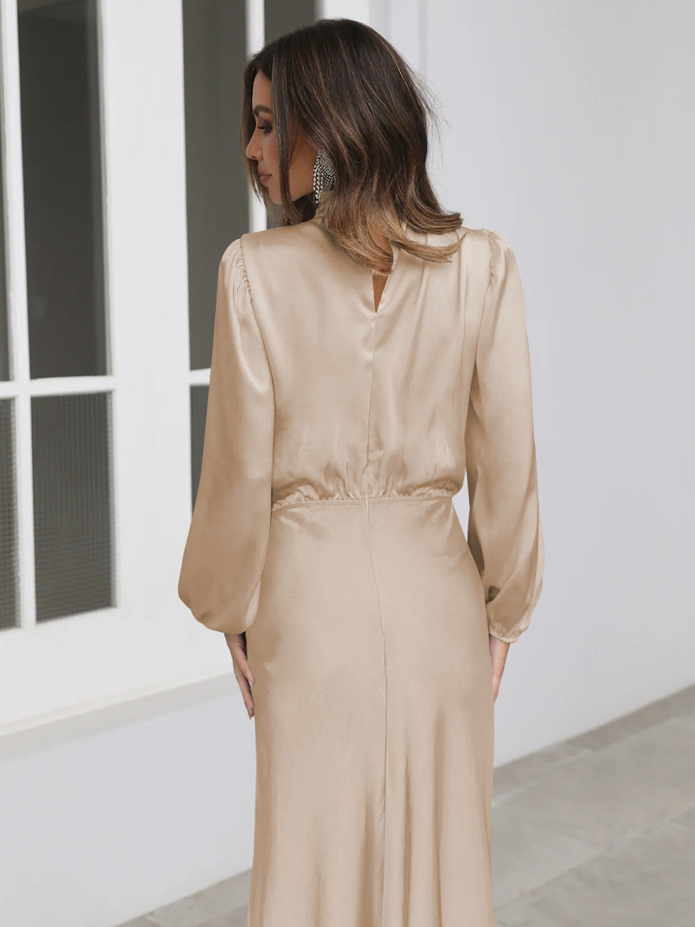 elegantes Satin-Abendkleid mit langen Ärmeln