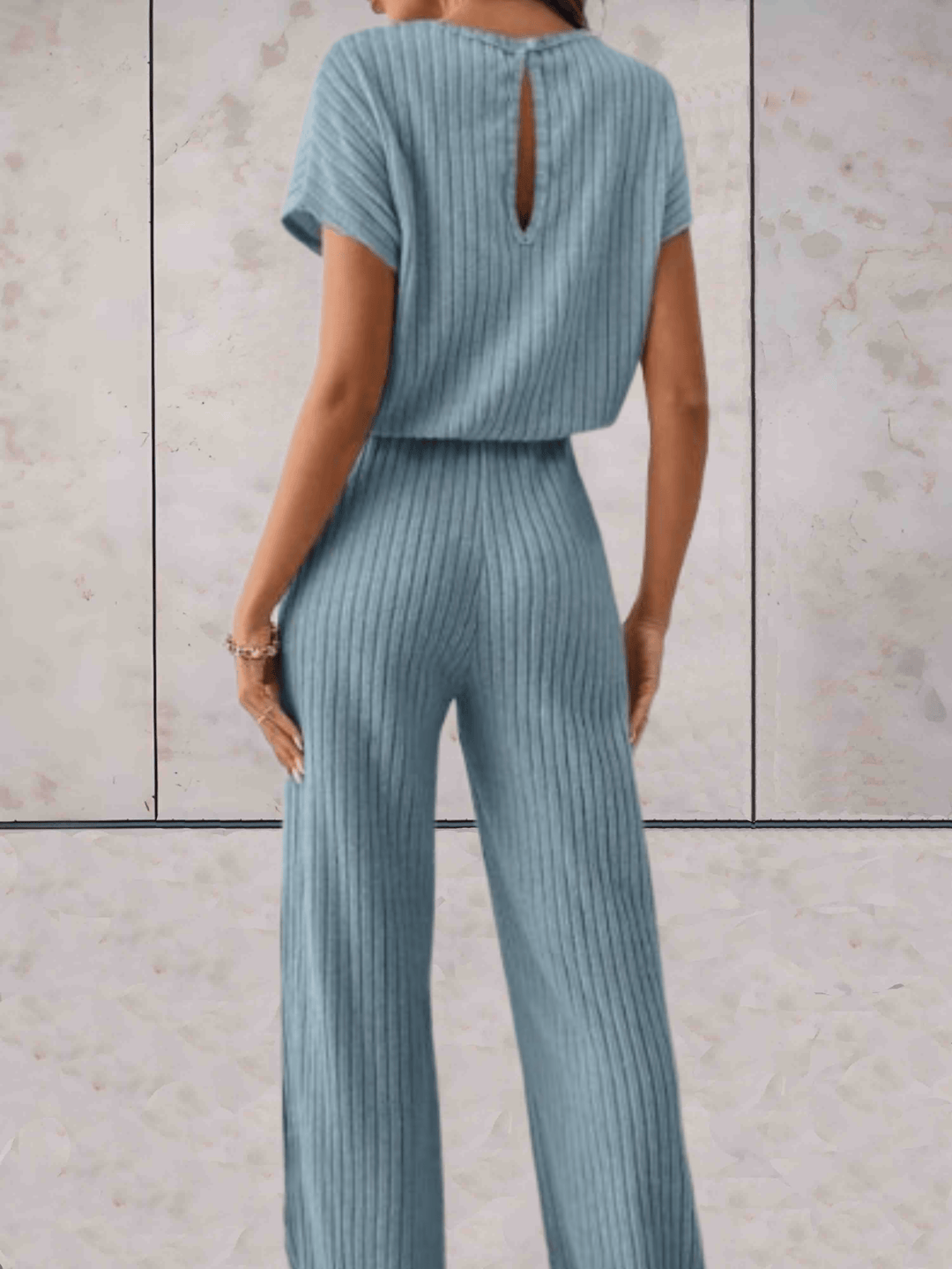 Unifarbener, kurzärmeliger Jumpsuit mit Rippenmuster