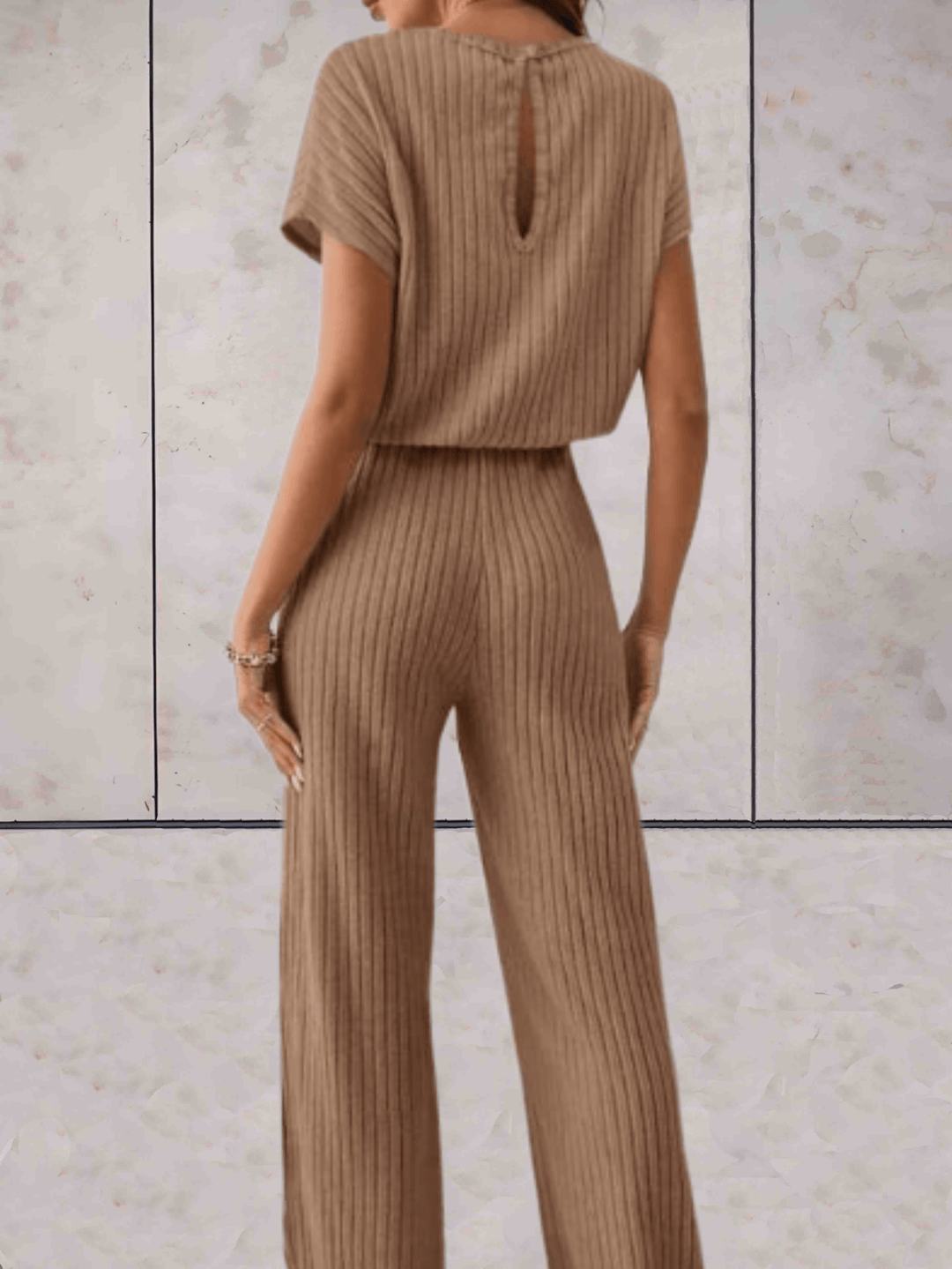 Unifarbener, kurzärmeliger Jumpsuit mit Rippenmuster