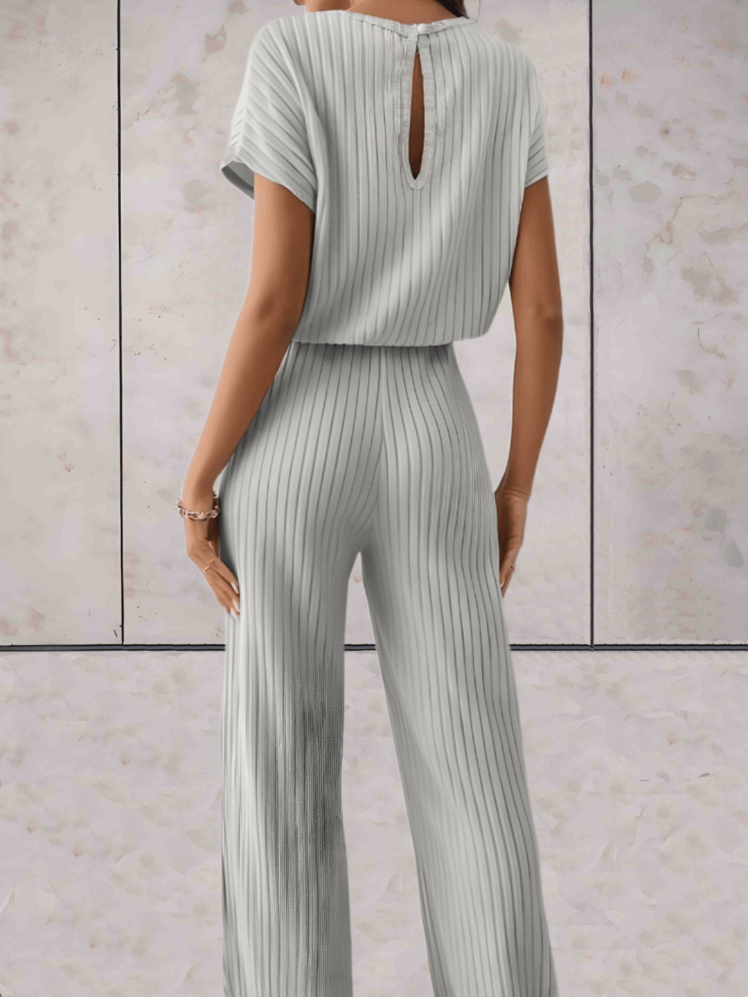 Unifarbener, kurzärmeliger Jumpsuit mit Rippenmuster