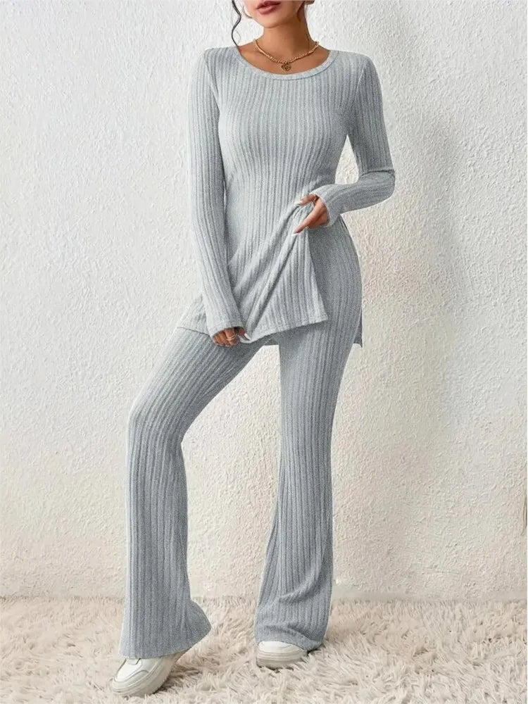 monochrome gestrickter Pullover und Hose Set