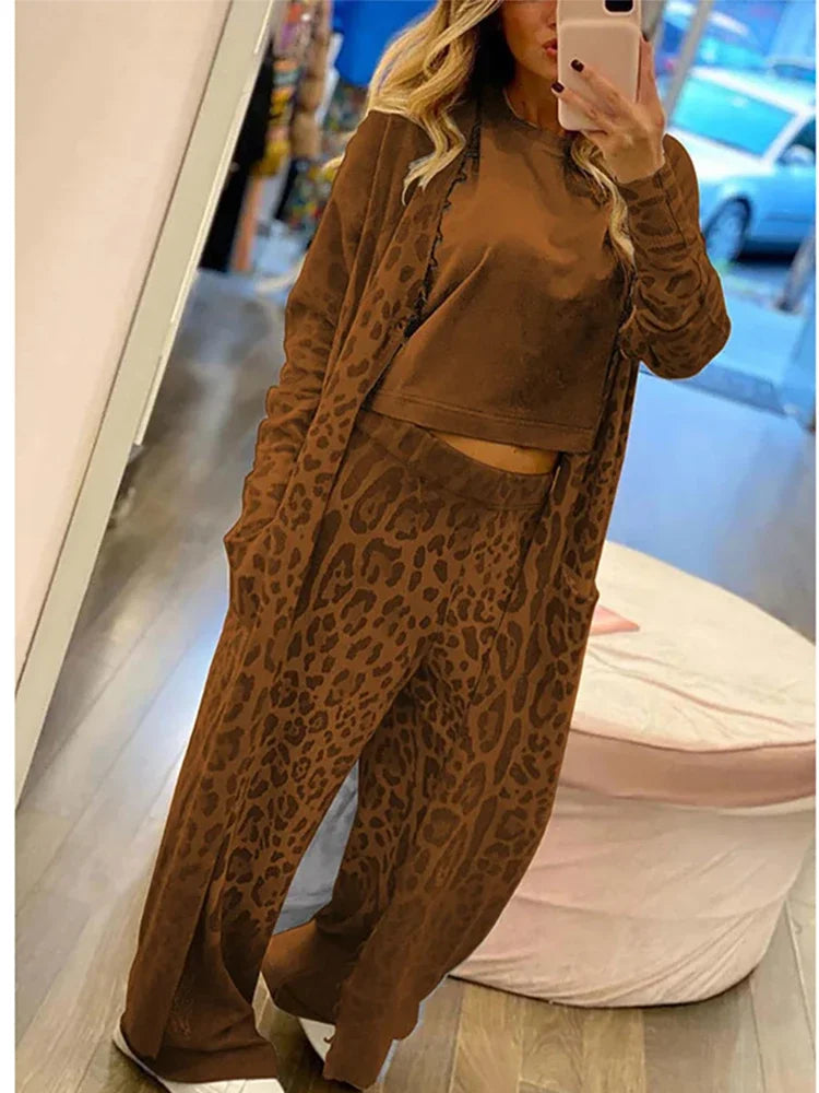 Heidi-Mode | Cardigan mit Langen Ärmeln und Taschen Im Leopardenprint und Hose mit Gummi In Der Taille