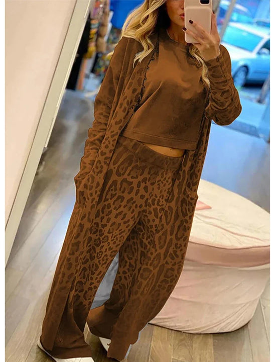 Heidi-Mode | Cardigan mit Langen Ärmeln und Taschen Im Leopardenprint und Hose mit Gummi In Der Taille