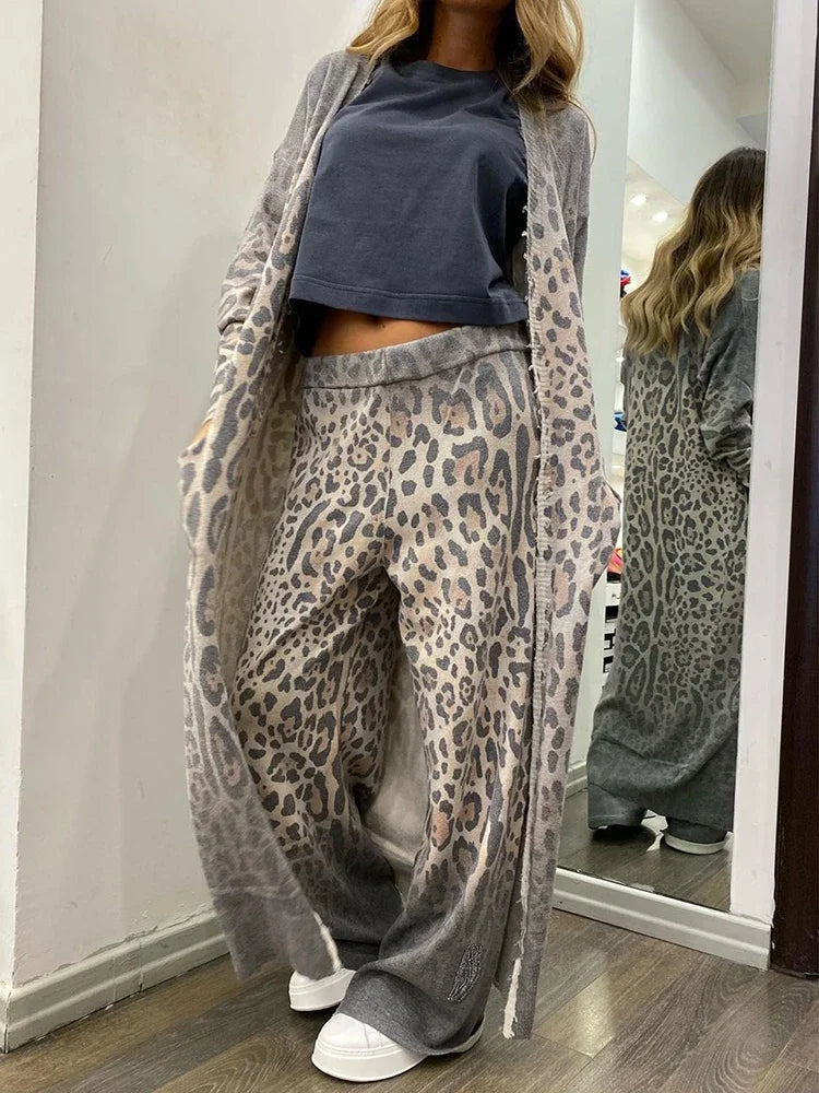 Heidi-Mode | Cardigan mit Langen Ärmeln und Taschen Im Leopardenprint und Hose mit Gummi In Der Taille